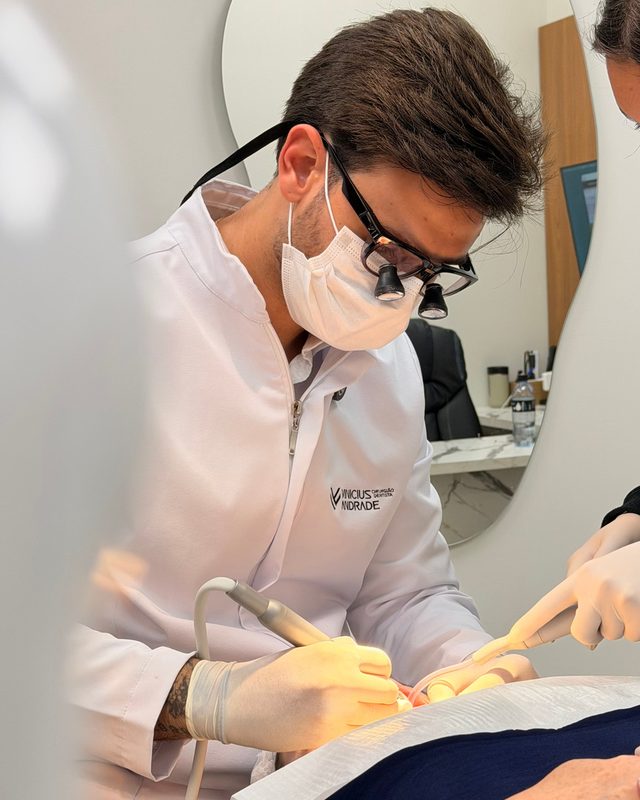 Dentista atendendo um paciente.